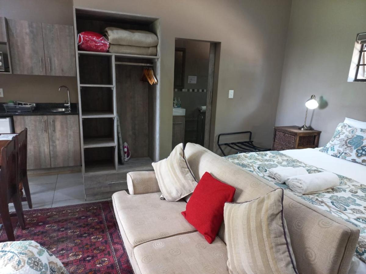 A Little Guesthouse Bloemfontein Esterno foto