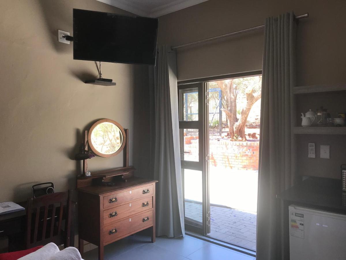 A Little Guesthouse Bloemfontein Esterno foto